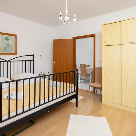 Poolside لوكفا روجوزنيكا