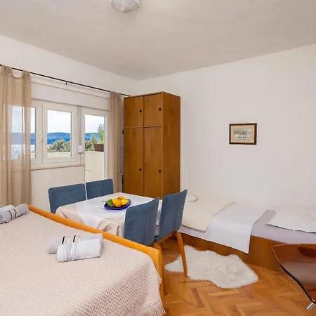 Poolside لوكفا روجوزنيكا