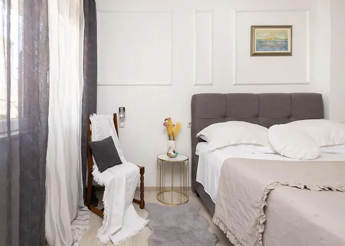 Poolside Lejlighed *