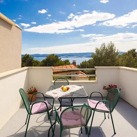 Poolside Apartman *