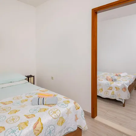 Poolside Apartman