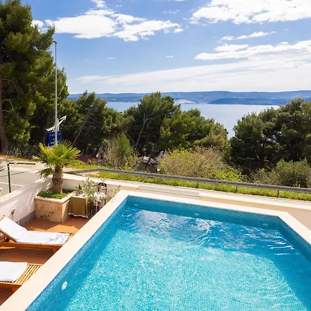 Poolside Apartman *