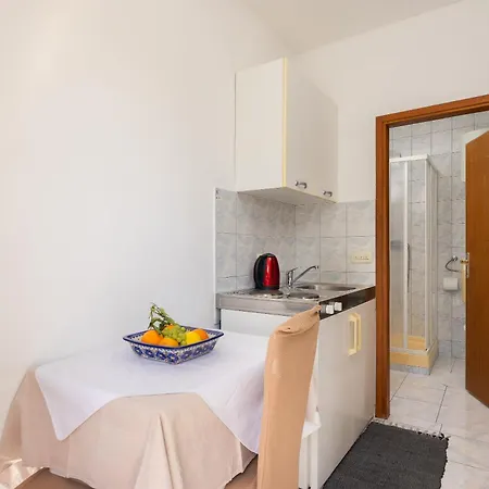 Poolside Apartman