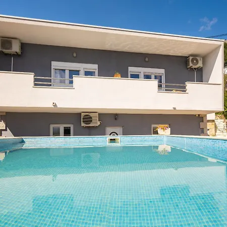 Poolside Appartement