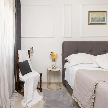 Poolside Appartement *