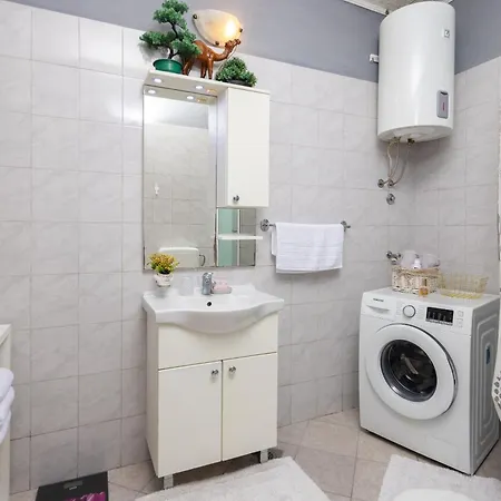 Poolside Apartman *