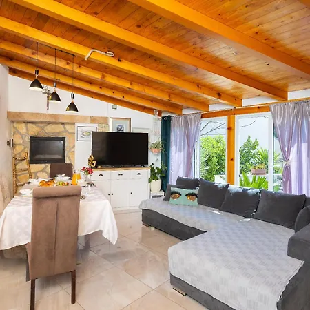 Poolside Apartman