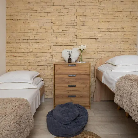 Poolside Apartmán *